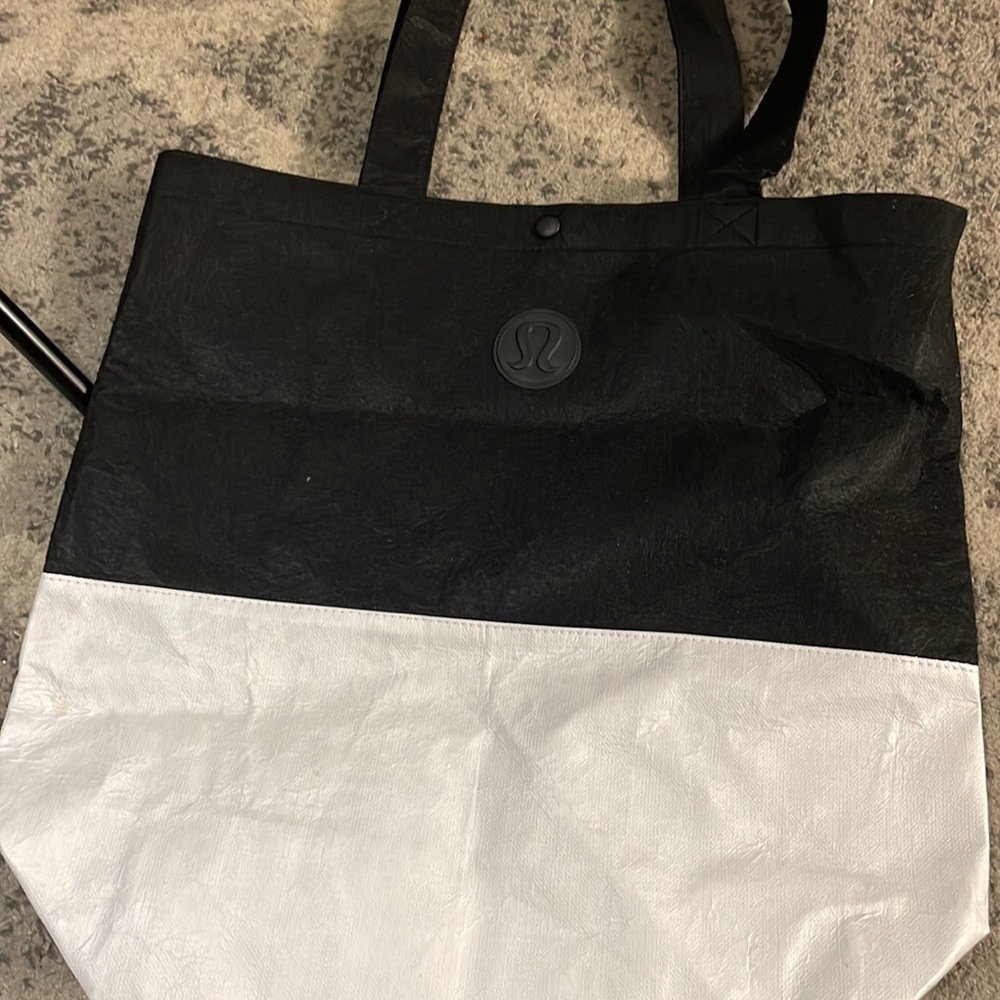 Lululemon reusable tote.